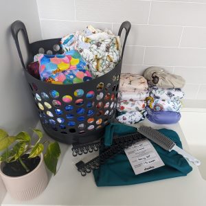 One size fits most Nappy Full-Time Bundle which includes 32 modern cloth nappies in a mix of different styles and brands, Wet bag Swim nappy, Laundry hangers, Stay dry nappy liners. Dry pail